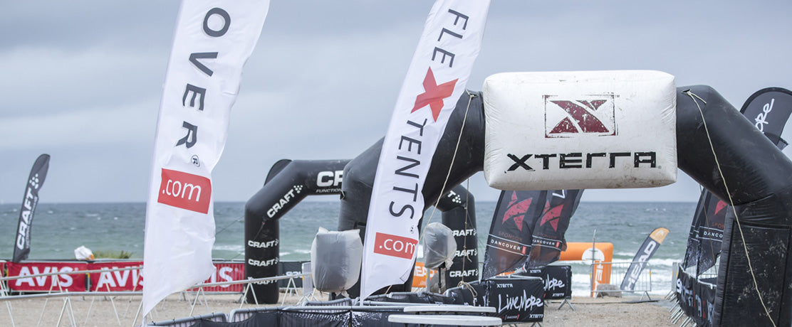 Elegante beachflagg med fjær- eller dråpeform