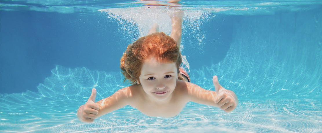 Et basseng med metallramme gir timevis med moro og lek